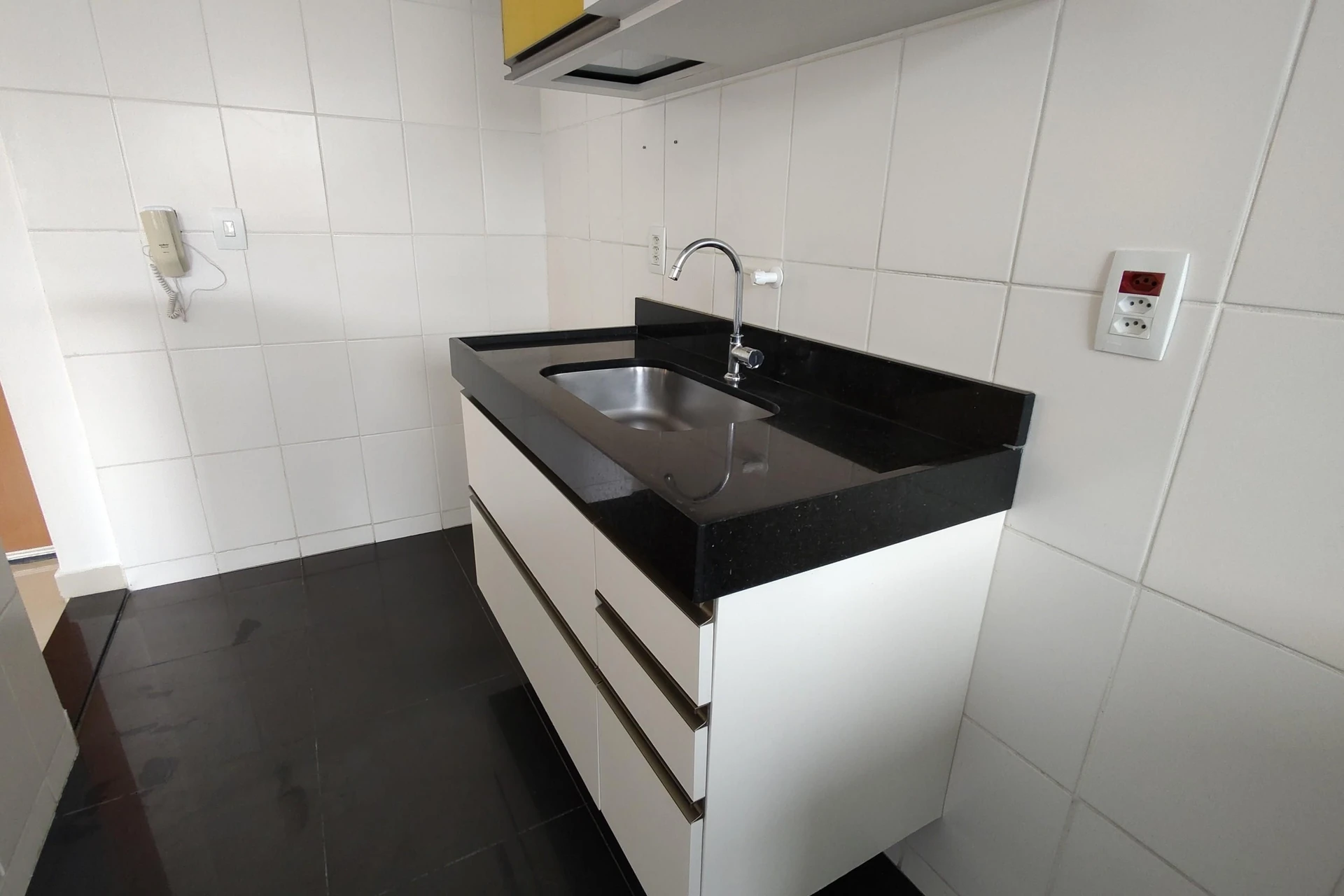 2-bedroom apartment in a building with a gym — photo 47