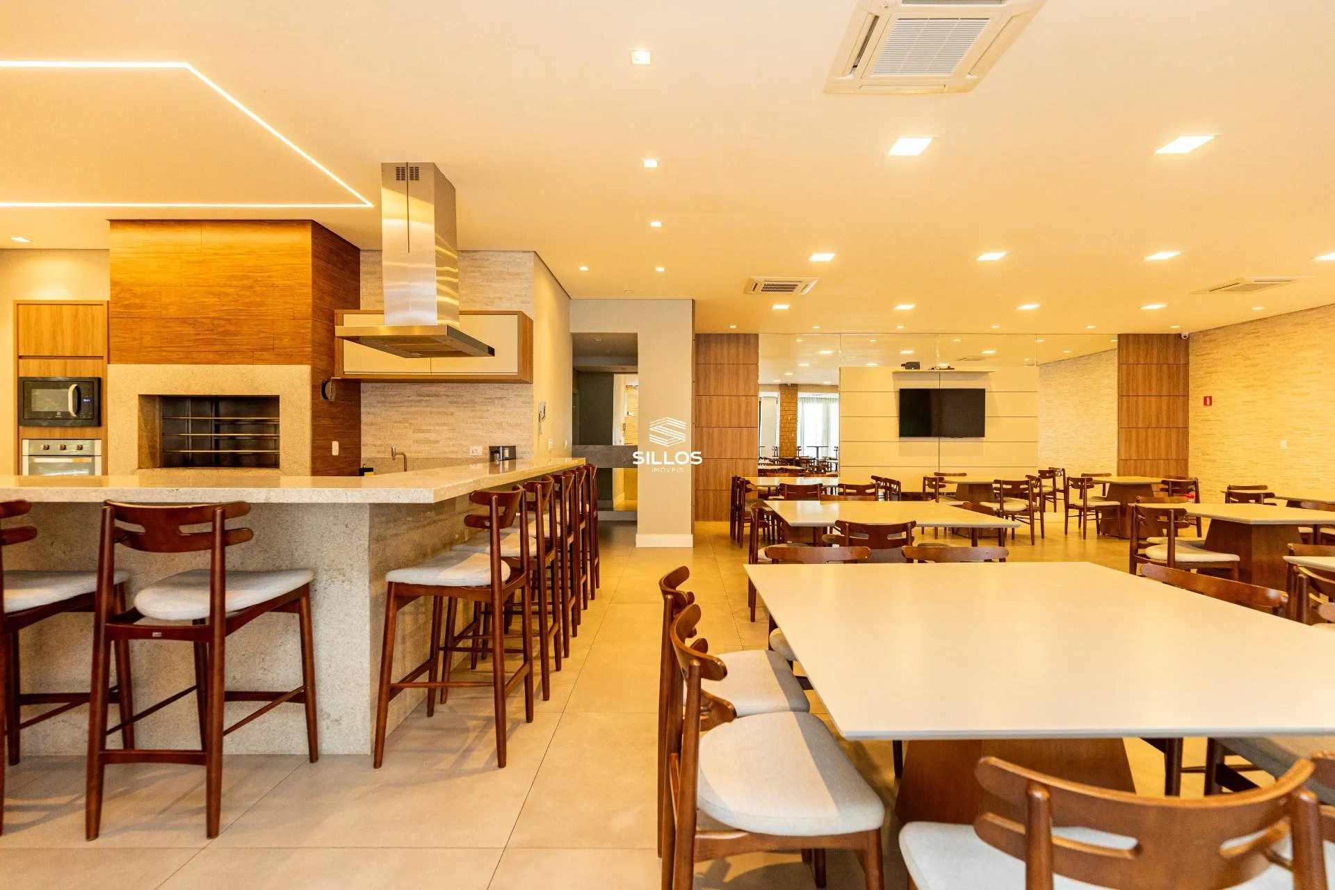 House with 4 bedrooms, 8 parking spaces in a condo — photo 57