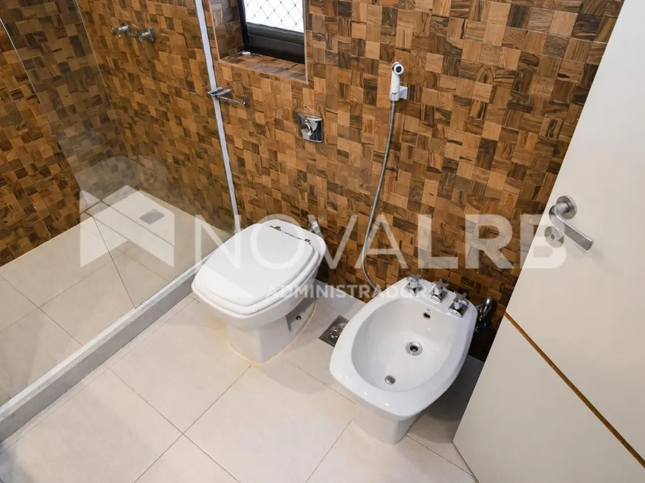 4-bedroom apartment with enclosed glass balcony — photo 47