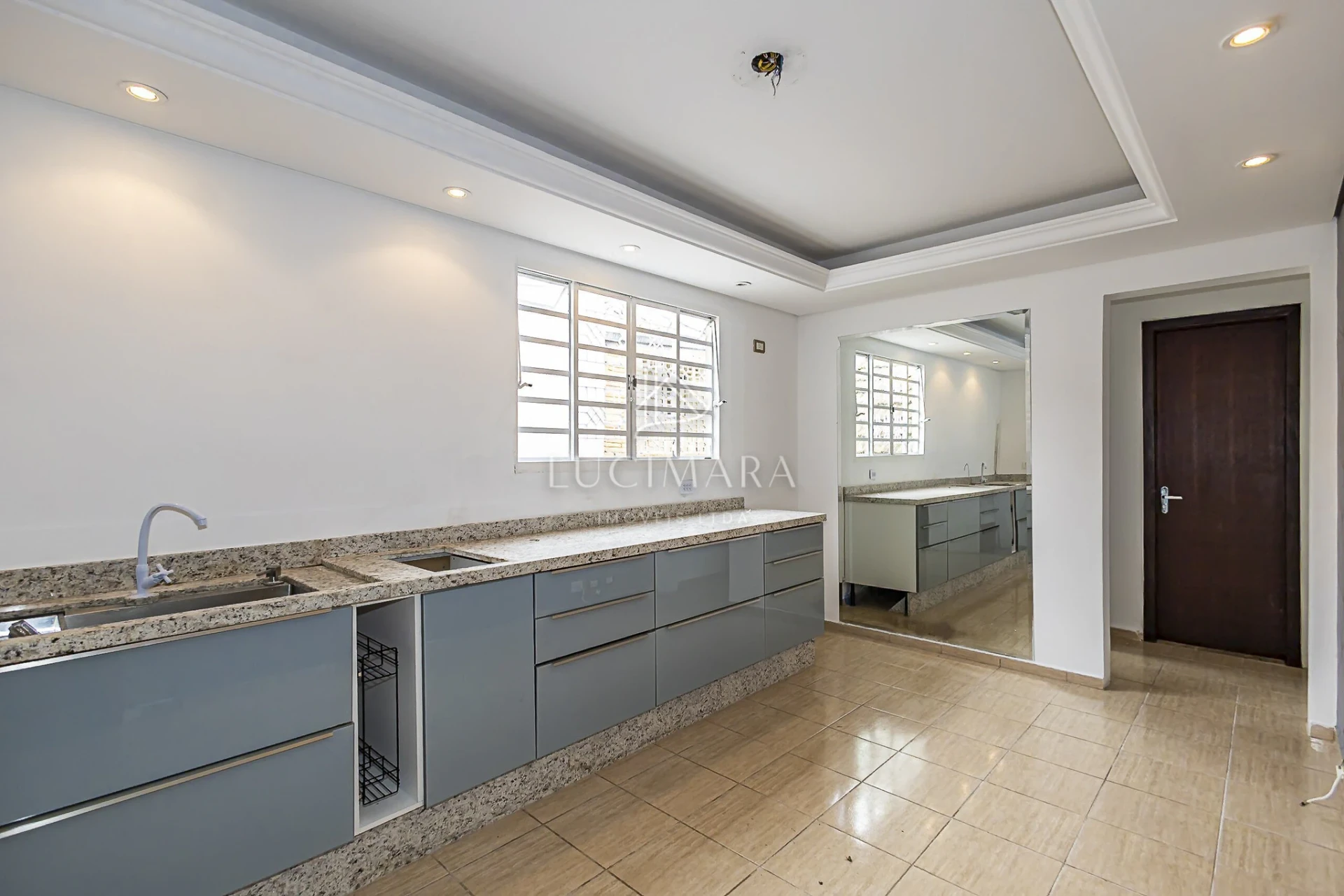 Wood or laminate floors in a 2-bedroom house, 170 m² — photo 2