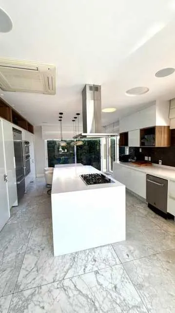 Furnished house with 5 bedrooms and 4 bathrooms, 900 m² — photo 16