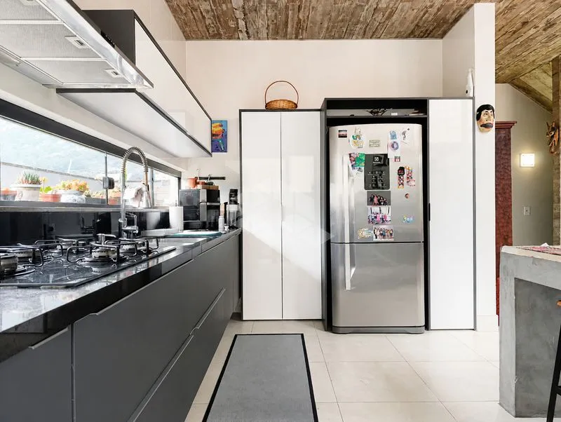 2-bedroom house with a glass-enclosed balcony — photo 18
