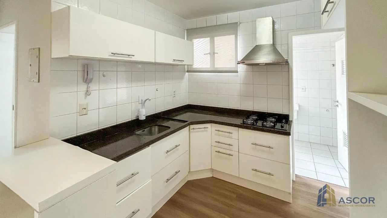 Apartment, 53 m², with wood or laminate floors — photo 2