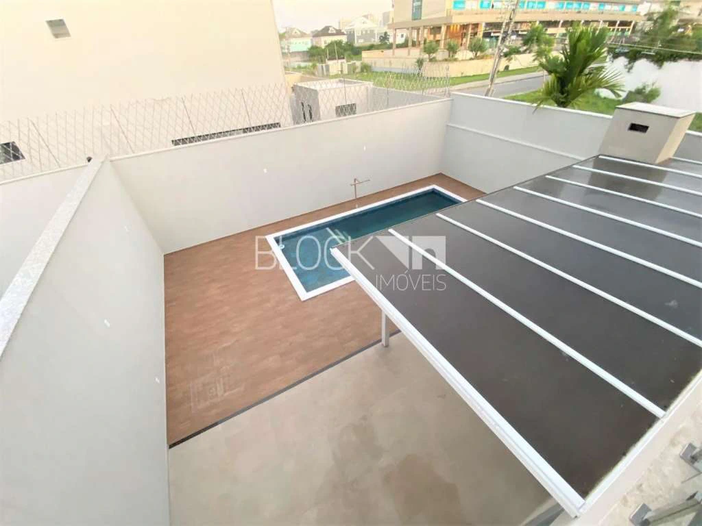Condominium house with 4 en-suite rooms and open kitchen — photo 9