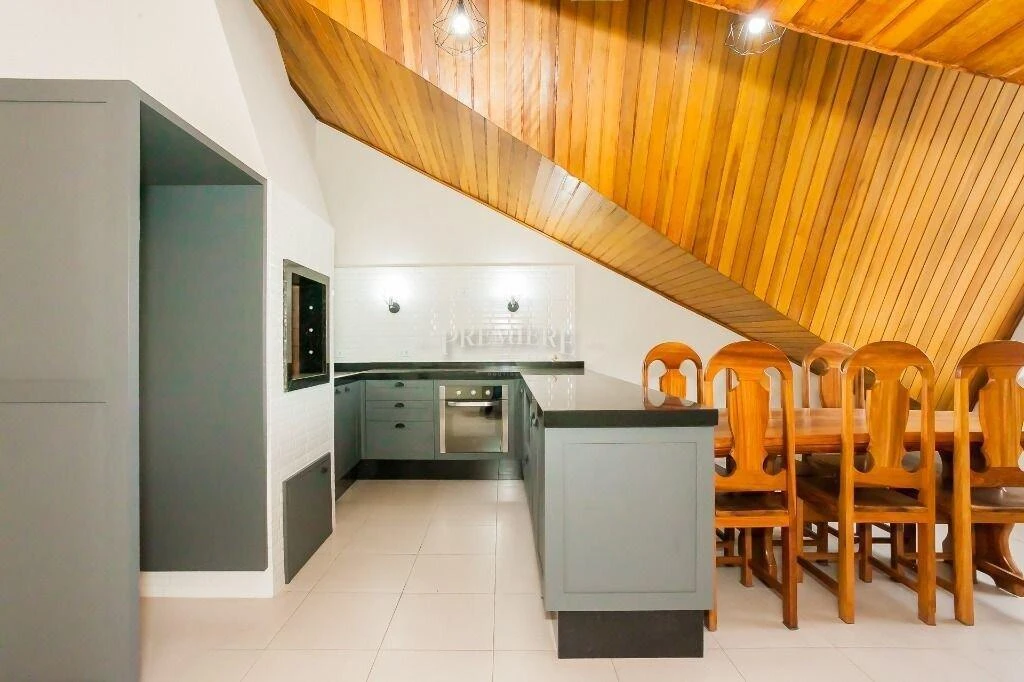 4-bedroom house with a walk-in closet in Curitiba — photo 26