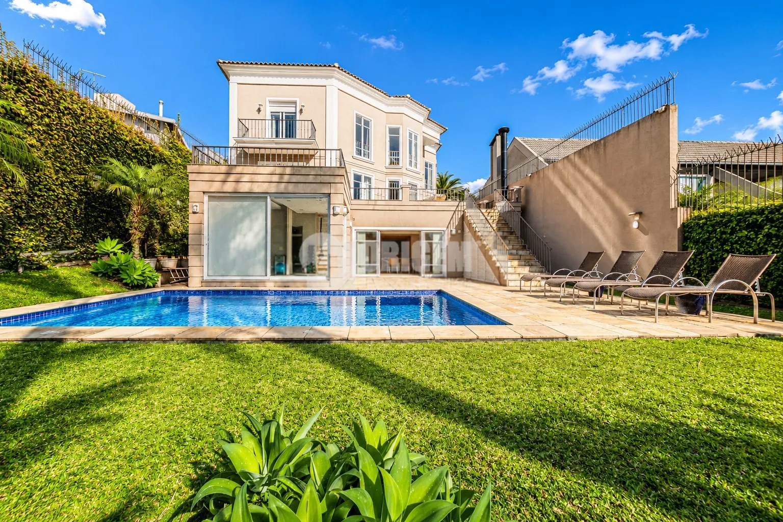 589 m² house with a bathtub and a water view — photo 8