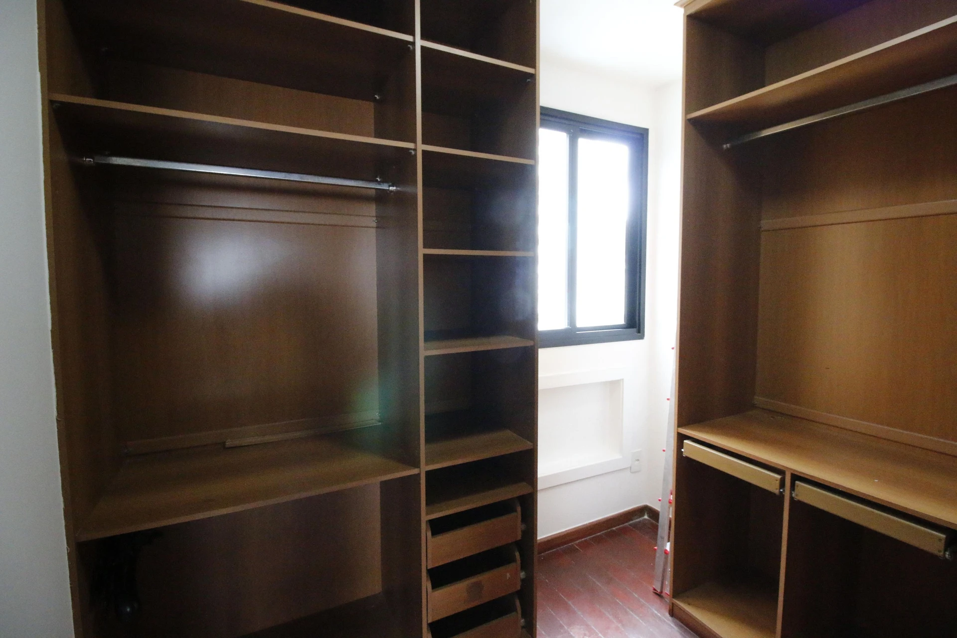 Balcony with a grill in a 4-bedroom apartment, 172 m² — photo 33