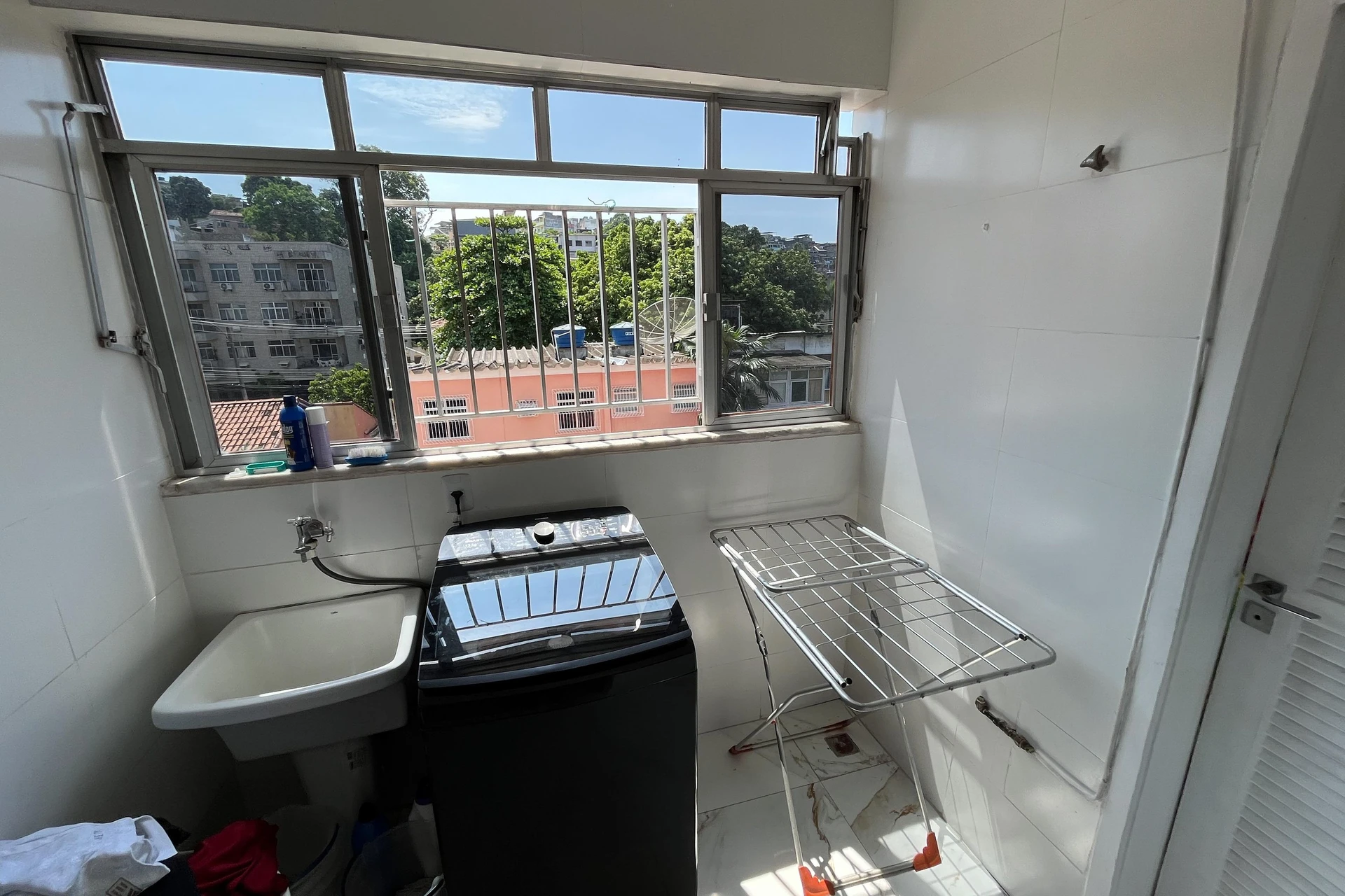 Glass-enclosed balcony in a 3-bedroom apartment, 131 m² — photo 15