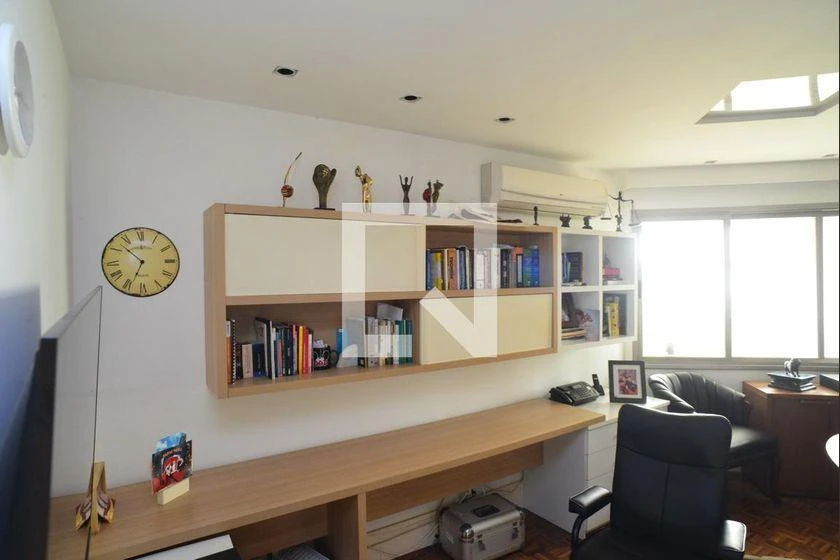 4-bedroom apartment with enclosed glass balcony — photo 31