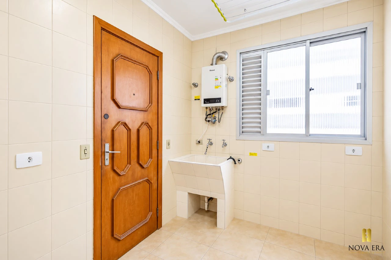 Glass-enclosed balcony in a 3-bedroom apartment, 124 m² — photo 11