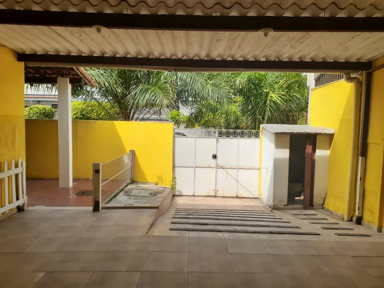 Unfurnished house with 3 bedrooms and 2 bathrooms