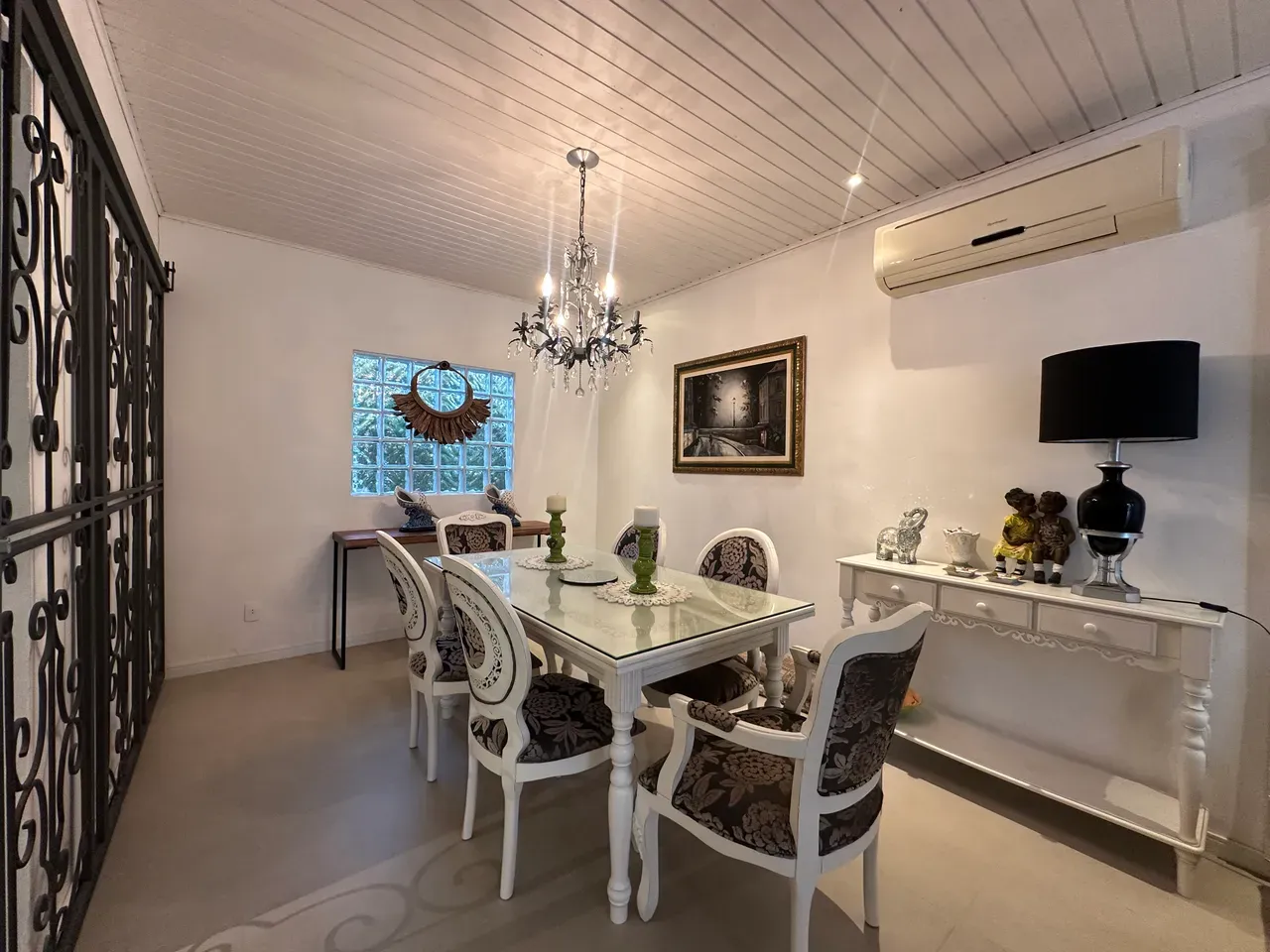 Casa de 320 m² com janelas do piso ao teto e lareira — photo 4