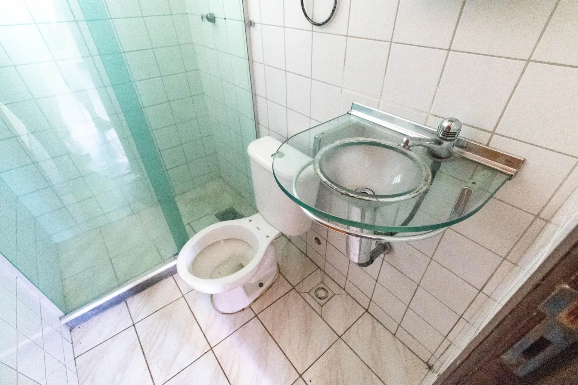 2-bedroom apartment in a building with a gym — photo 9