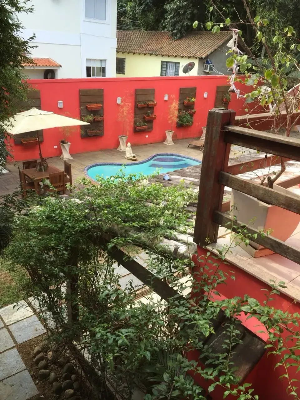 Casa duplex mobiliada com 4 quartos e 4 banheiros