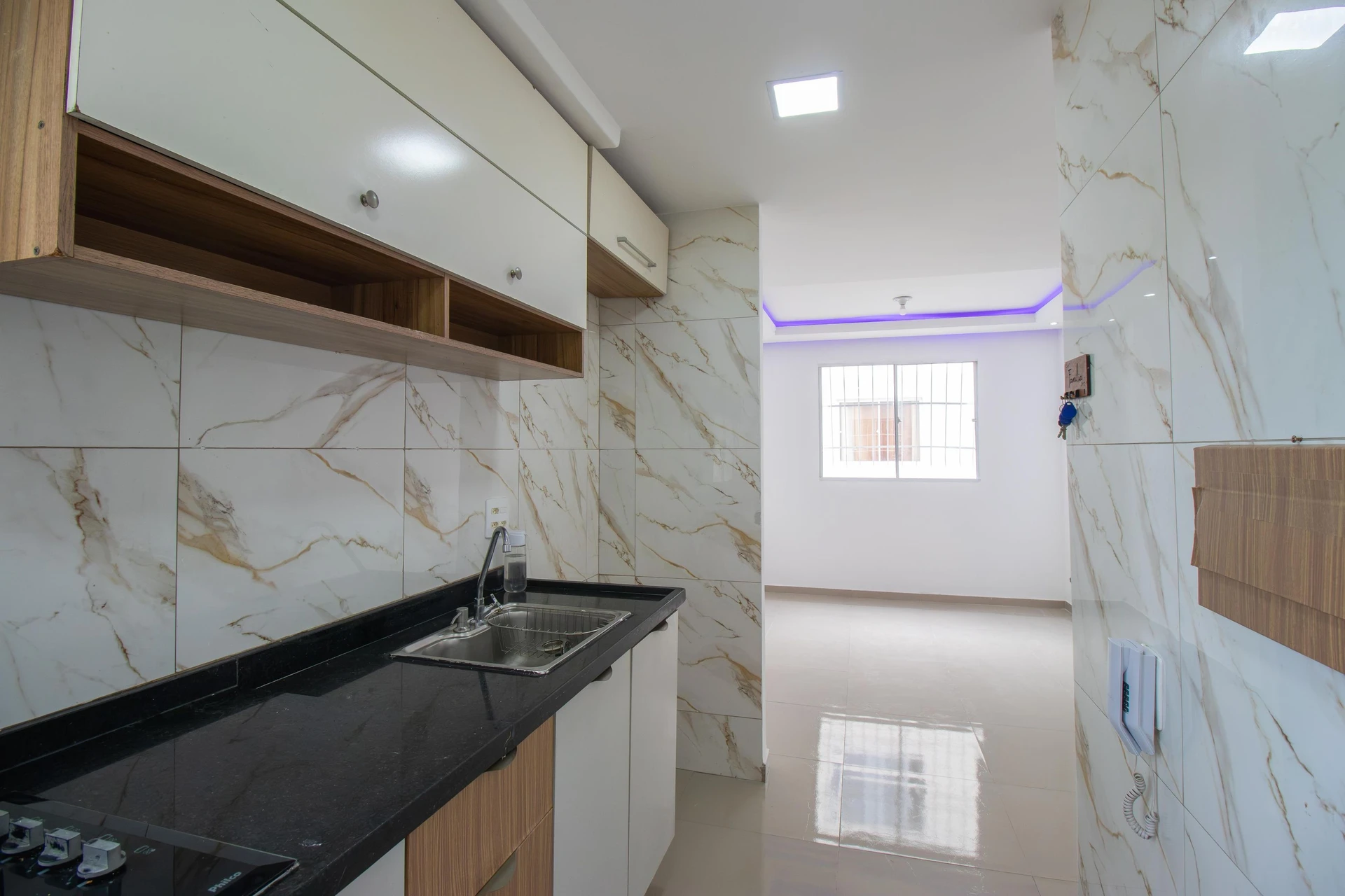 2-bedroom apartment in a building with a gym — photo 2