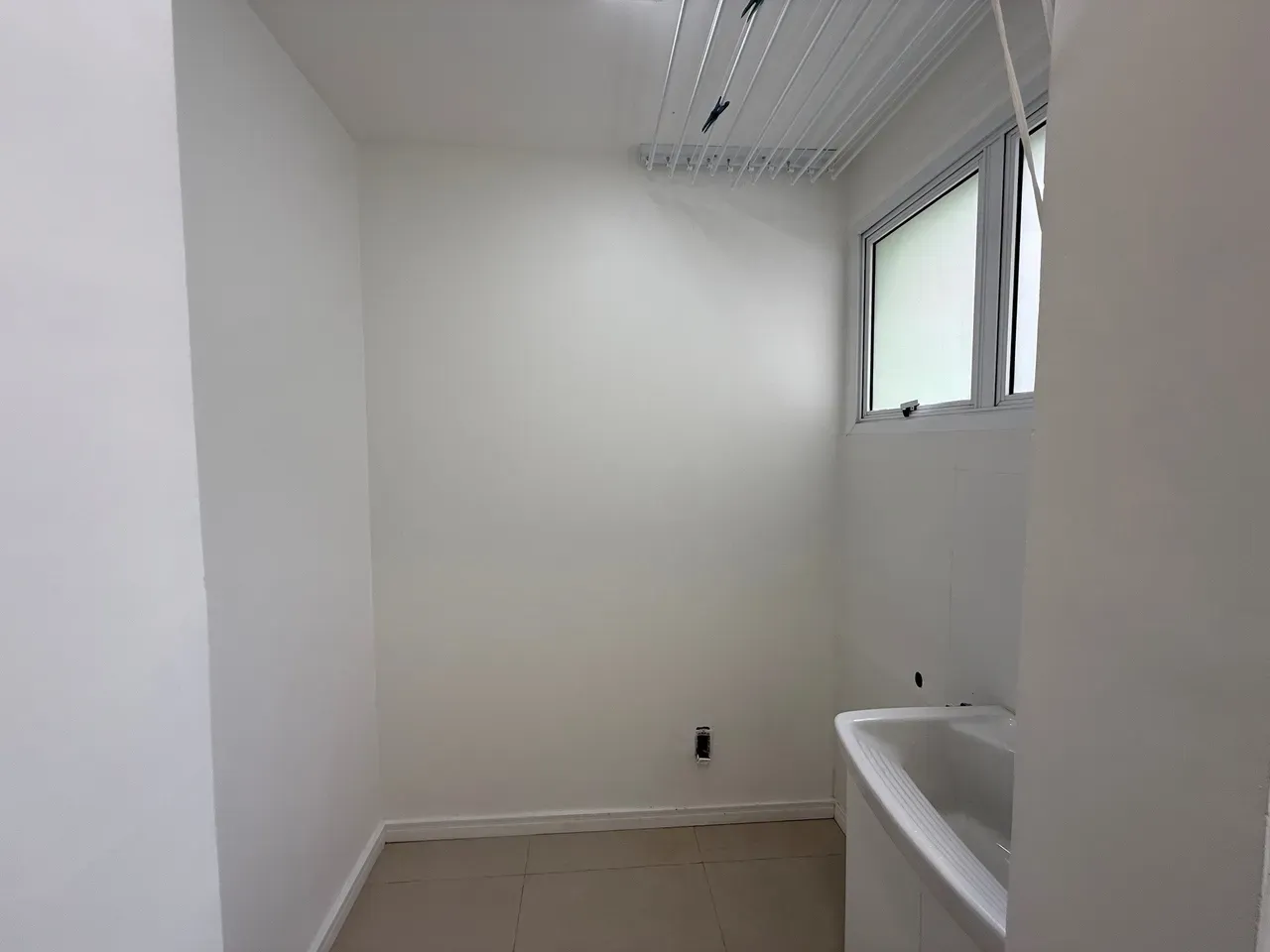 3-bedroom apartment with 4 bathrooms and a glass balcony — photo 23