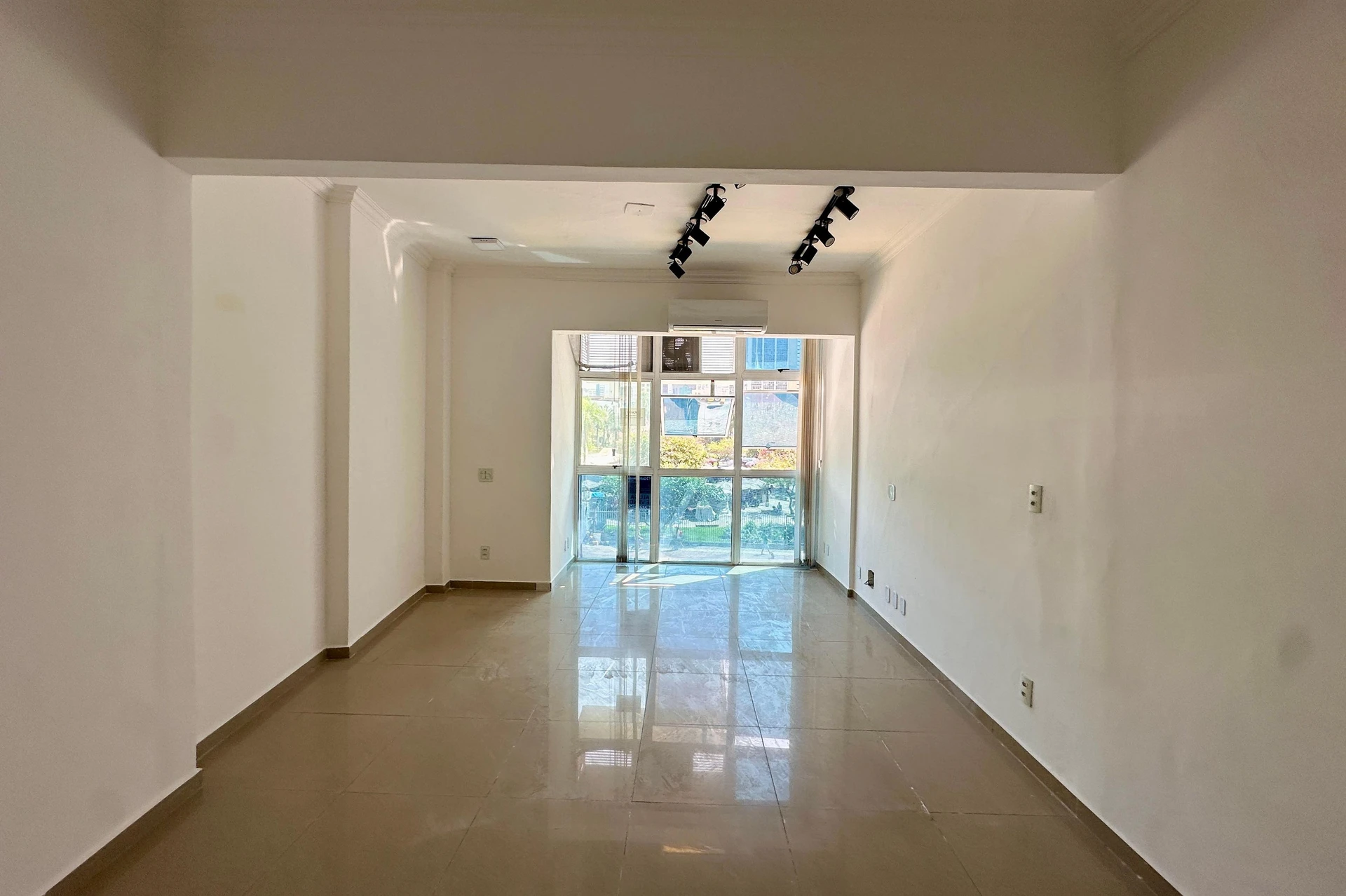 1-bedroom, 1-bath apartment with no parking space — photo 6