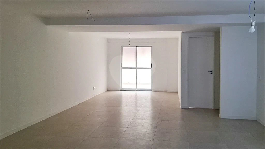 Glass-enclosed balcony in a one-bedroom apartment, 68 m² — photo 24
