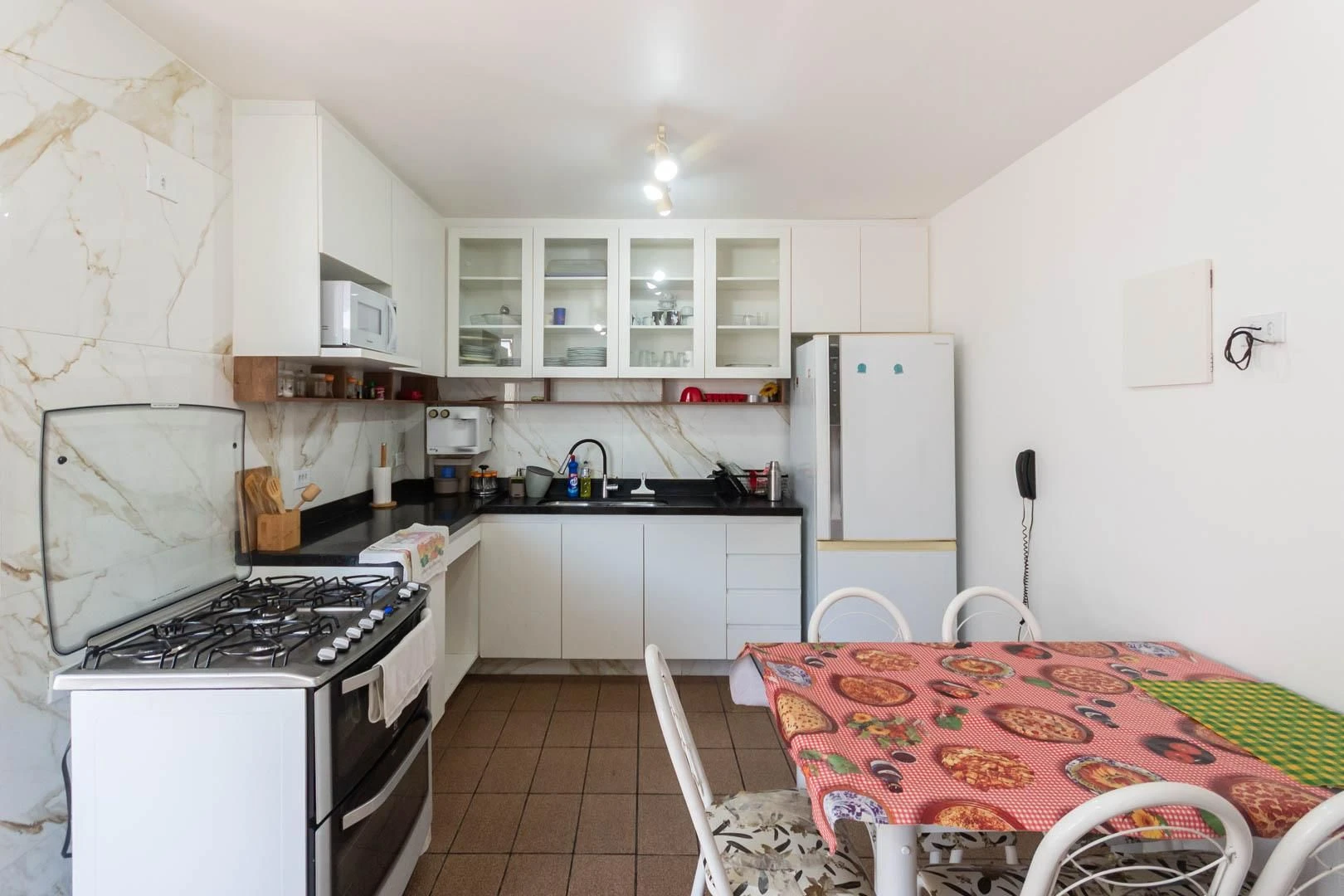 Balcony with a grill in a 3-bedroom apartment, 135 m² — photo 2