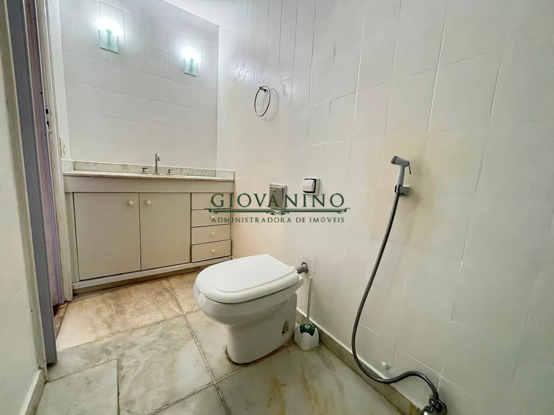 Apartamento de 4 quartos com piso de madeira ou laminado — photo 22