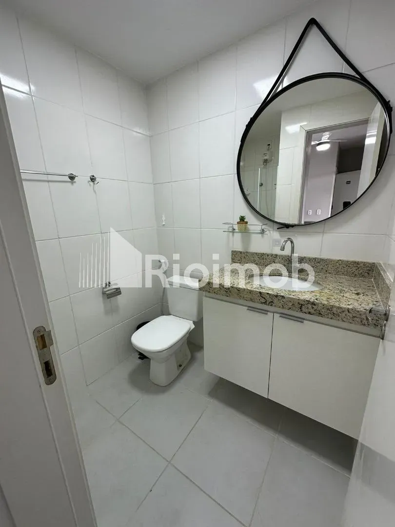 One-bedroom apartment in a building with a pool — photo 5