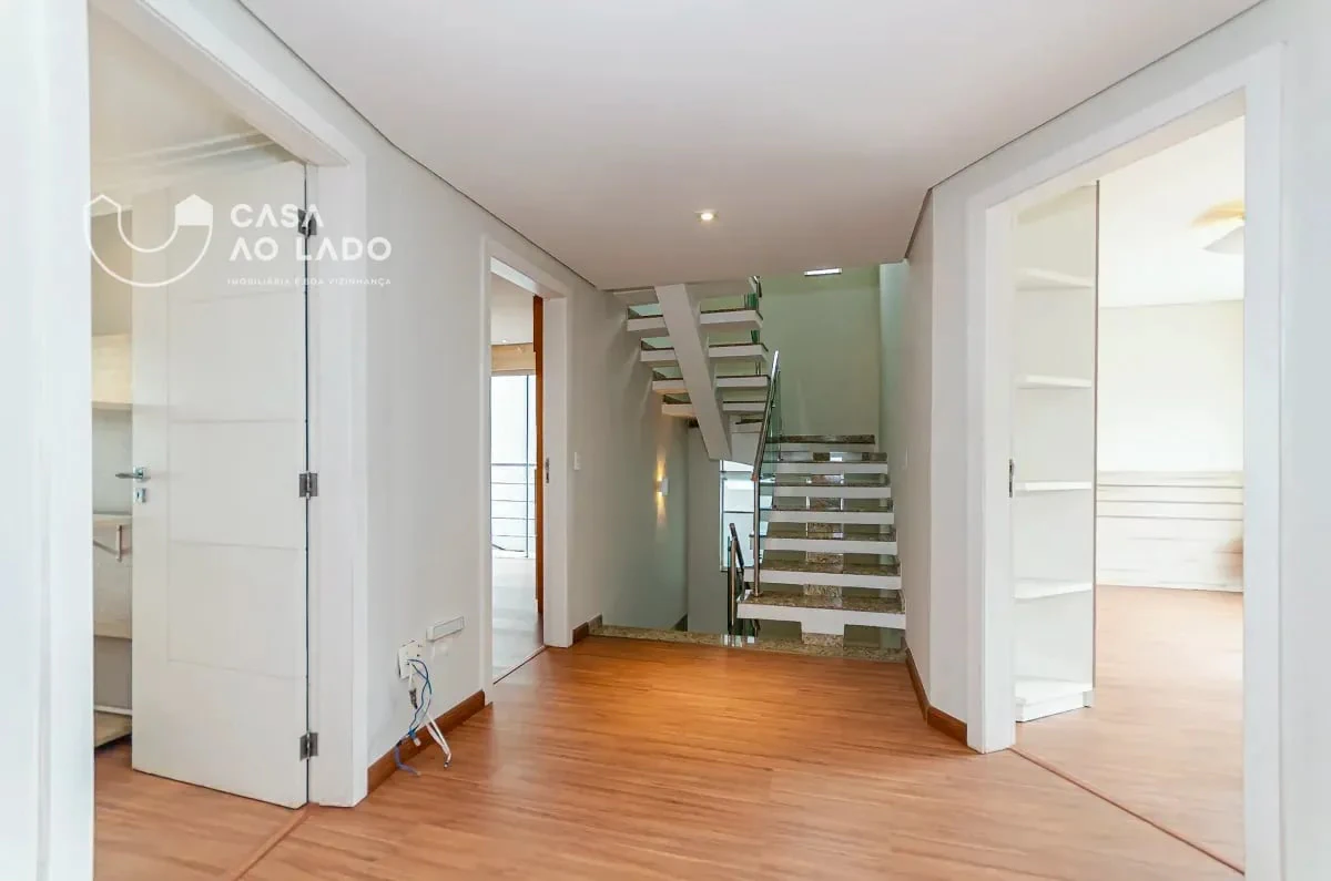 Balcony with a grill in a 3-bedroom house, 264 m² — photo 20