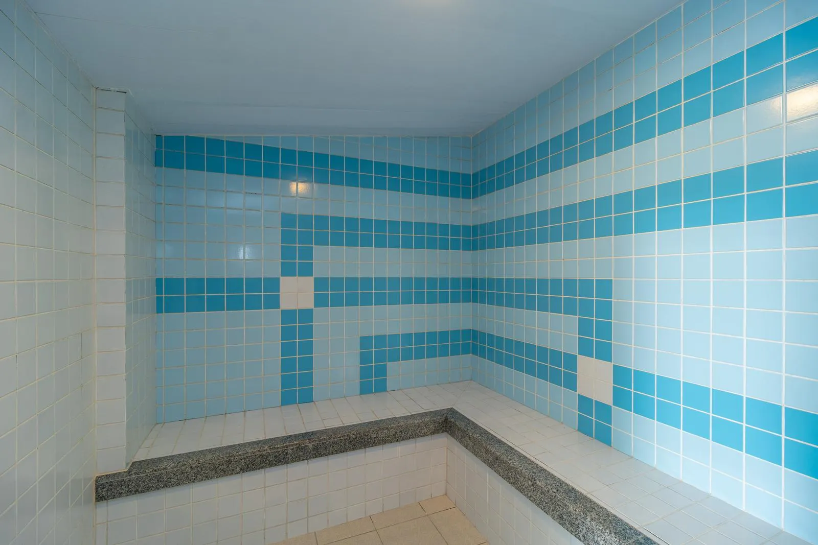 Unfurnished 3-bedroom apartment with glass balcony — photo 25