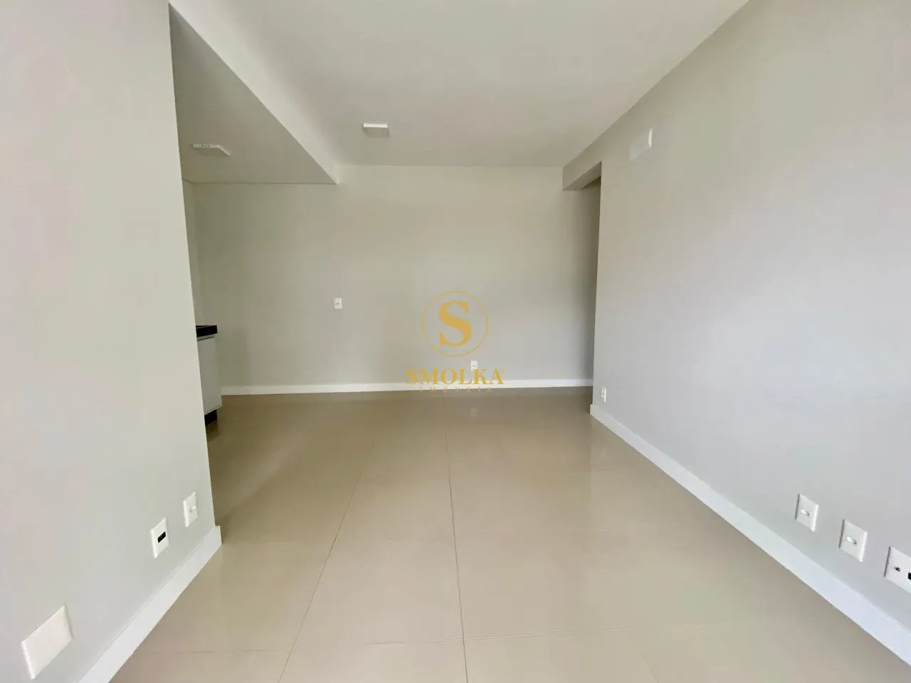 Balcony with a grill in a 2-bedroom apartment, 75 m² — photo 5