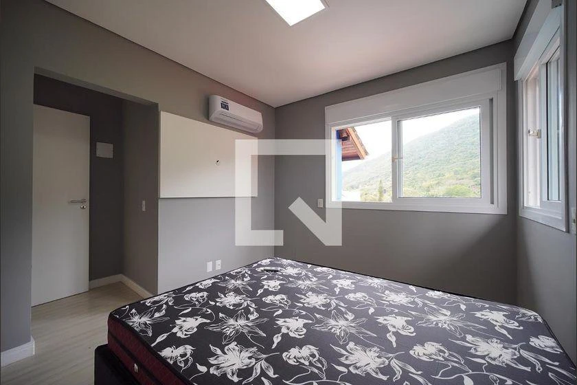 Floor-to-ceiling windows in a 4-bedroom house, 300 m² — photo 31