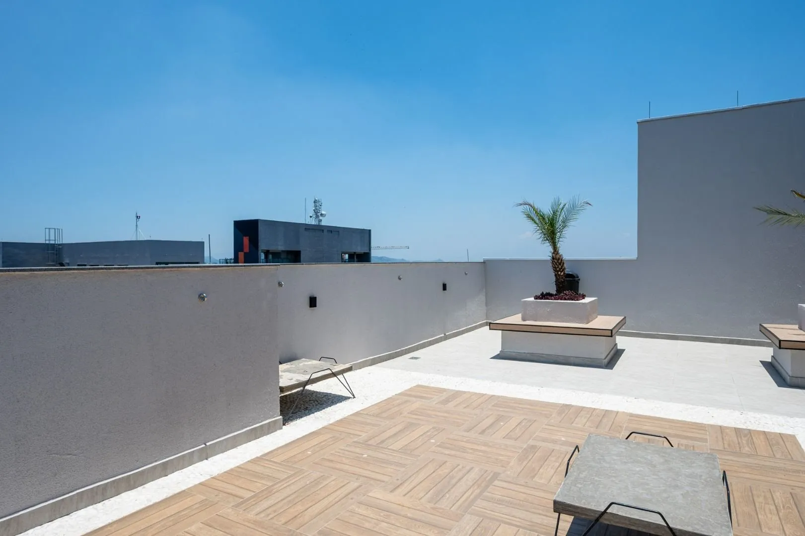 Furnished 30 m² apartment with glass balcony — photo 36