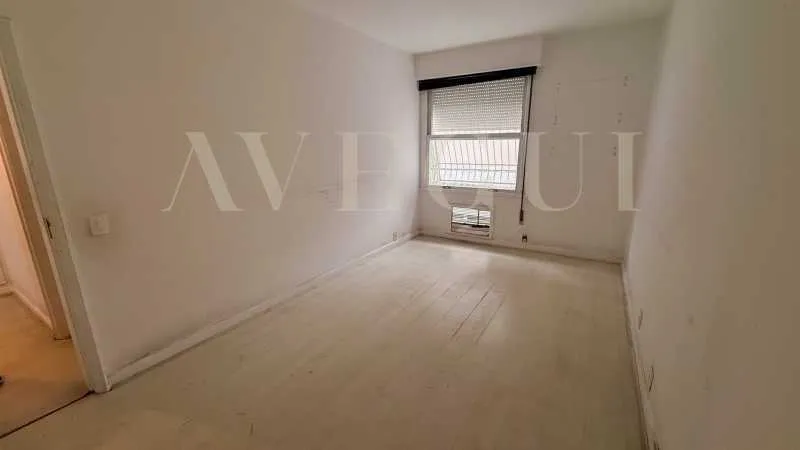 210 m² apartment with a balcony, 3 bedrooms and 5 baths — photo 11