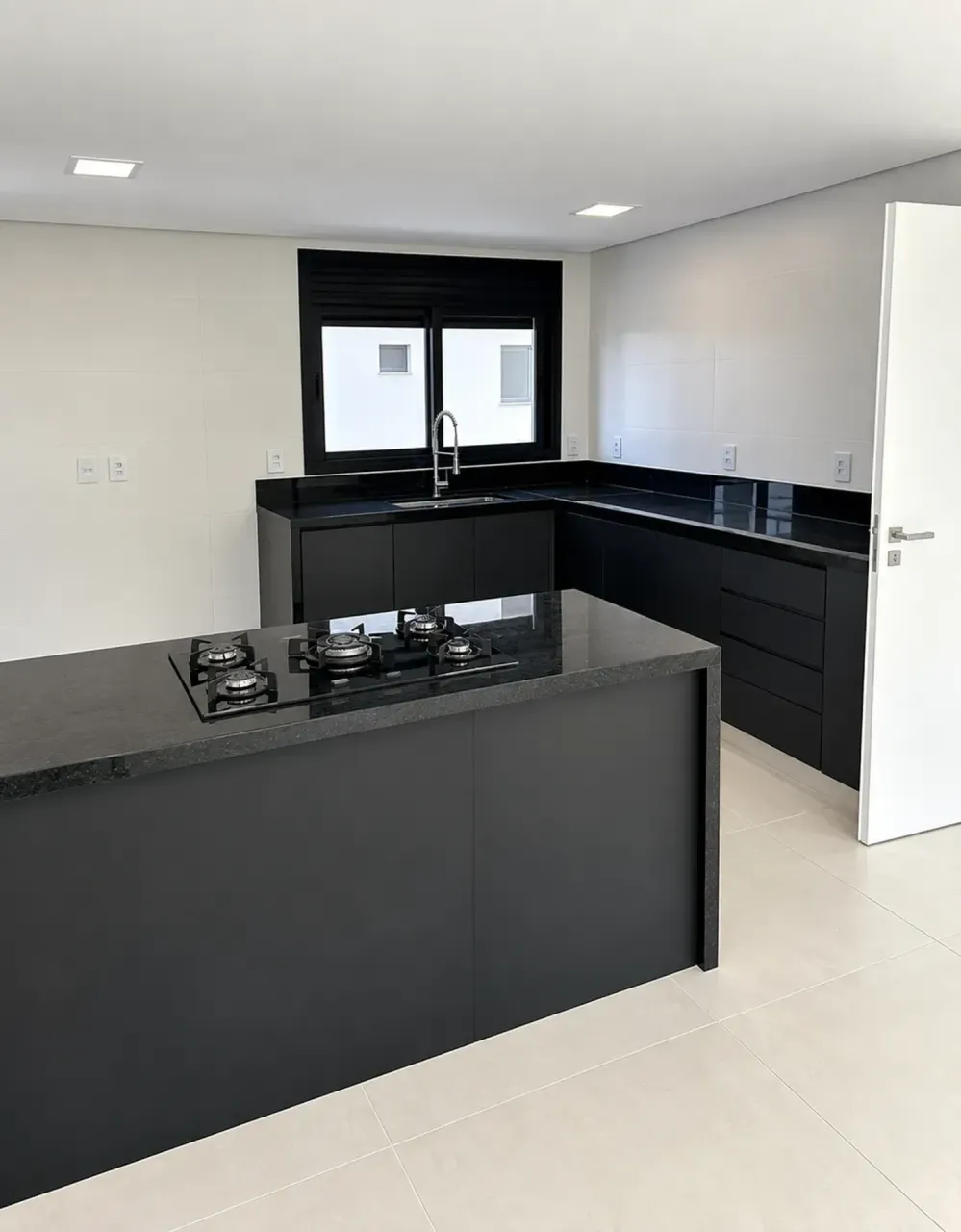 House with 4 bedrooms and 5 bathrooms, closed kitchen — photo 20