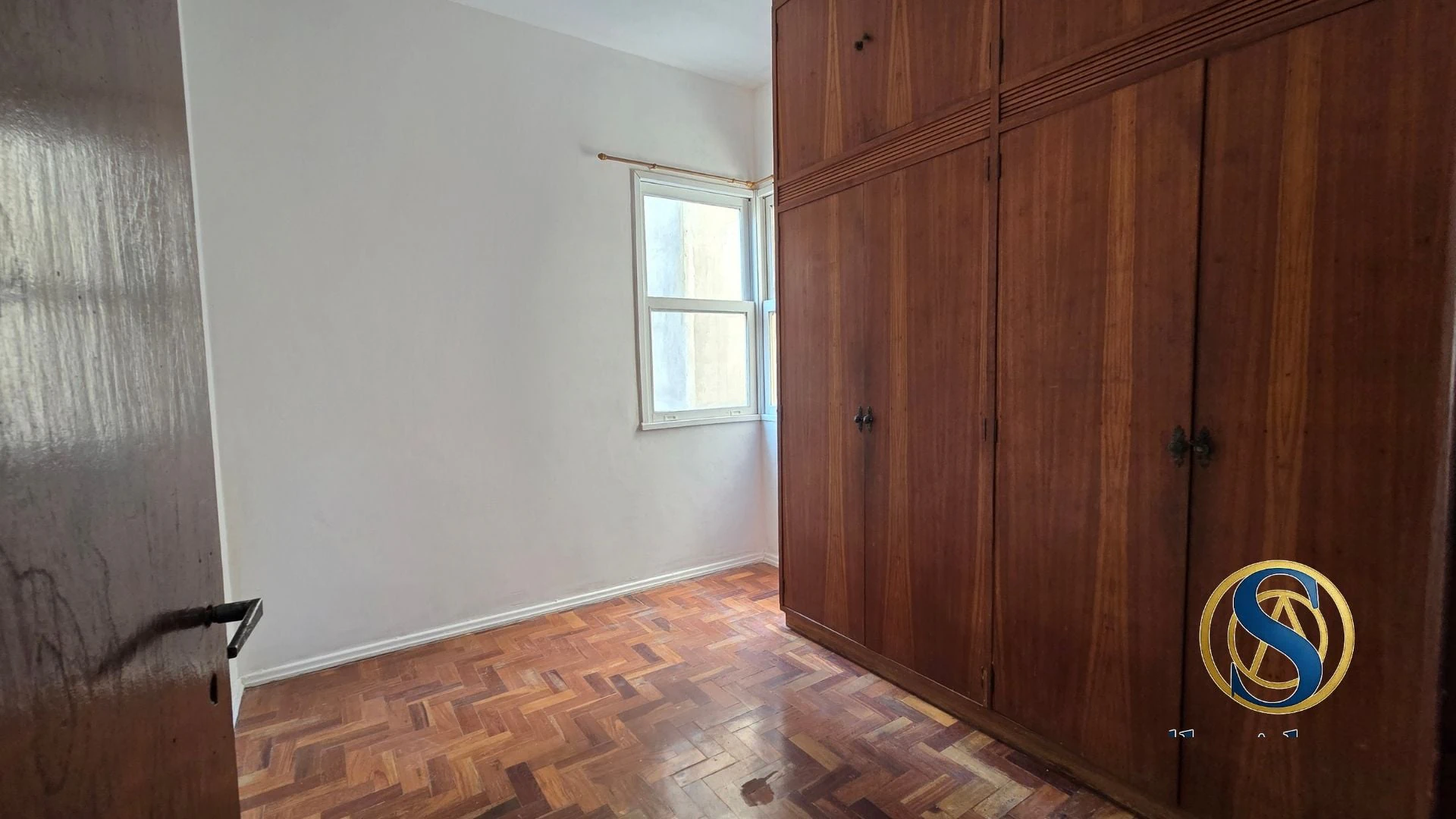 Wood or laminate floors in a 2-bedroom apartment, 40 m² — photo 3