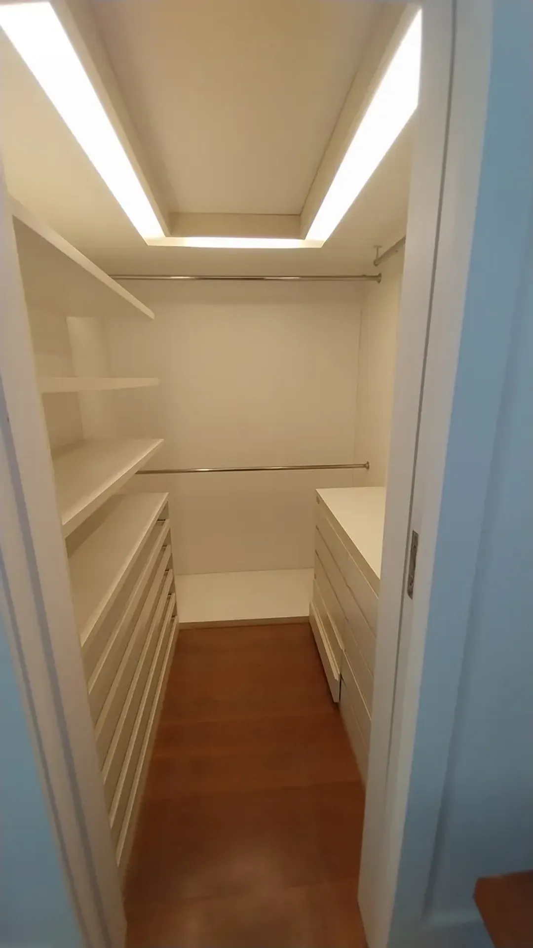 Furnished 1-bedroom apartment with 2 bathrooms — photo 24