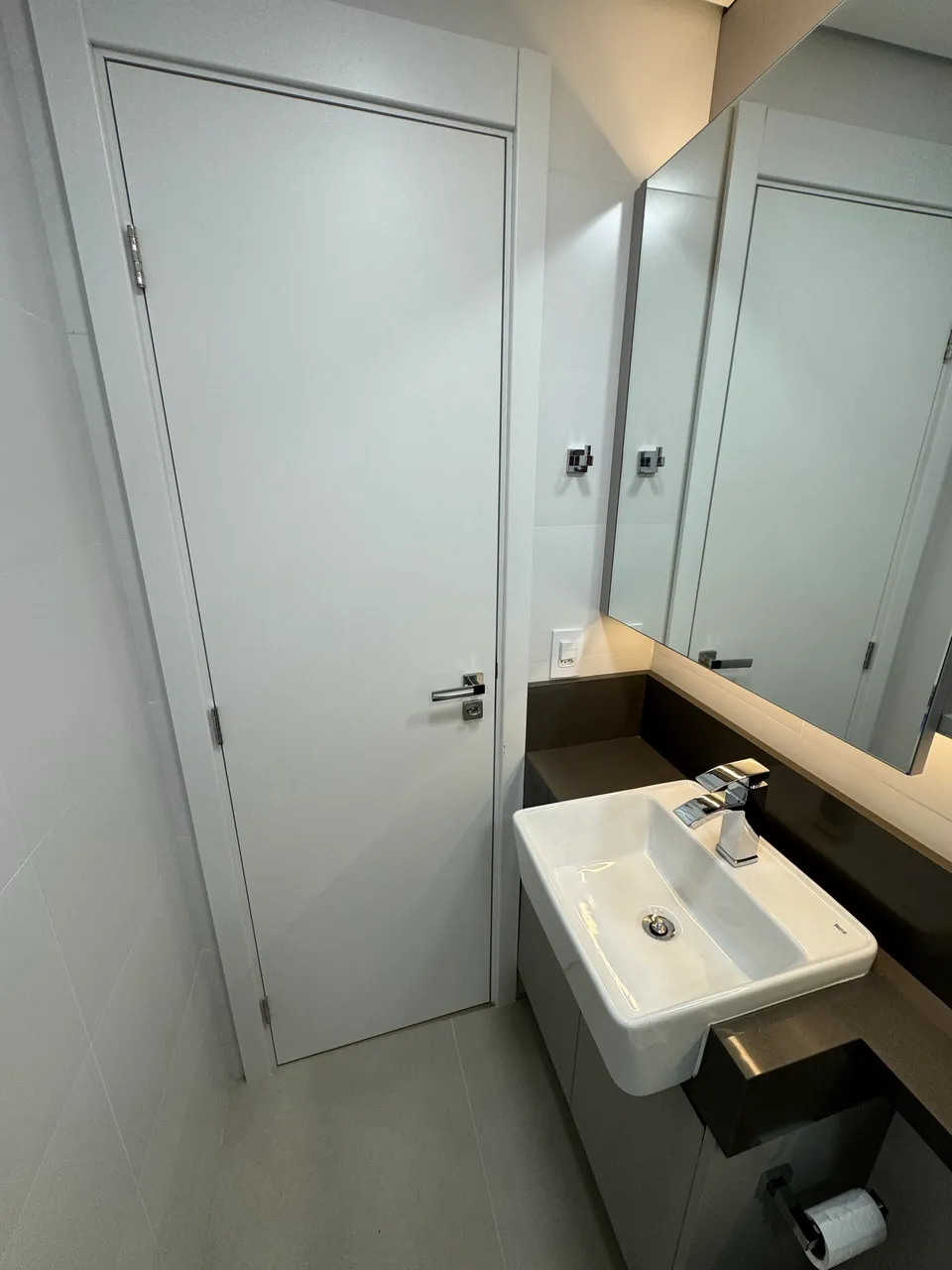 One-bedroom apartment in a building with a gym — photo 17