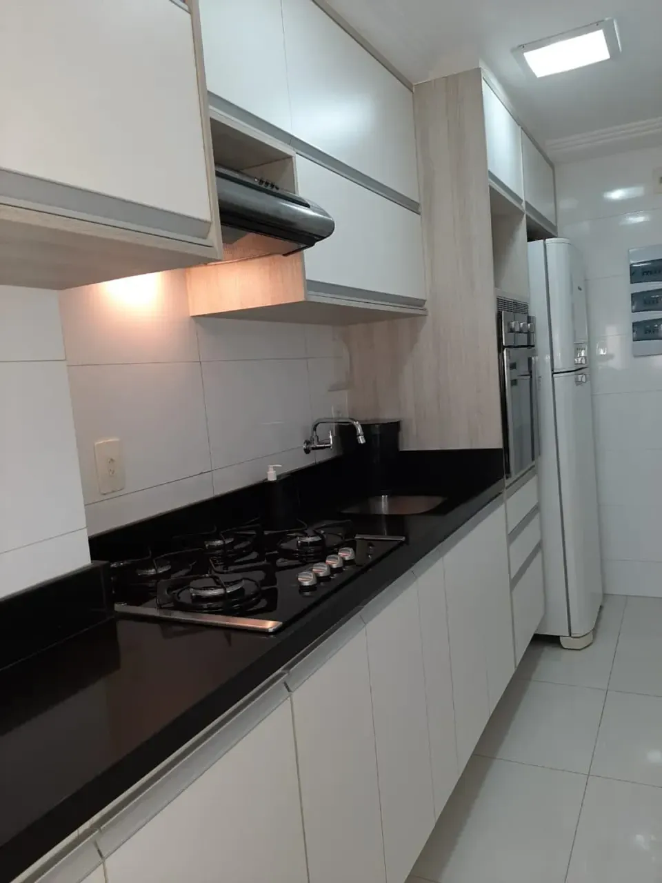 2-bedroom apartment in a building with a gym — photo 2