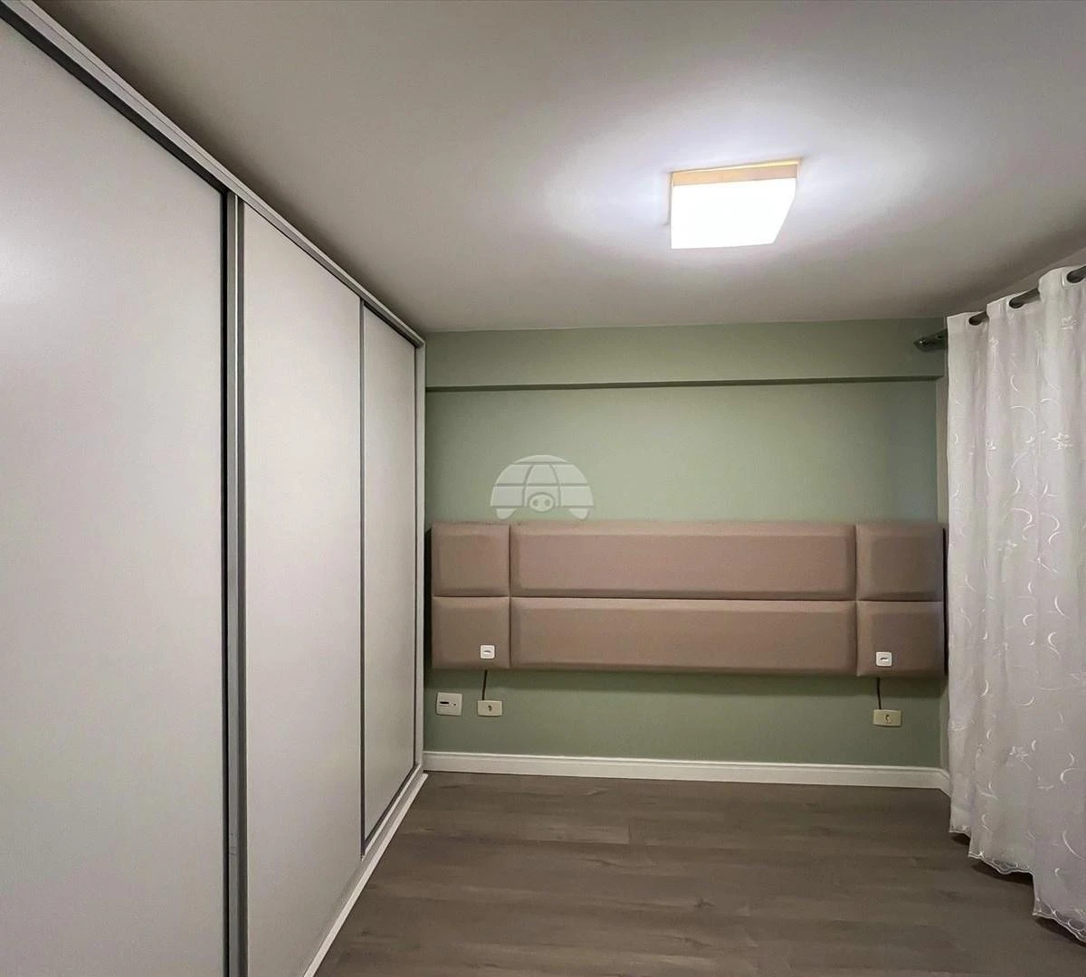 Furnished 1-bedroom apartment with open-plan gas kitchen — photo 5