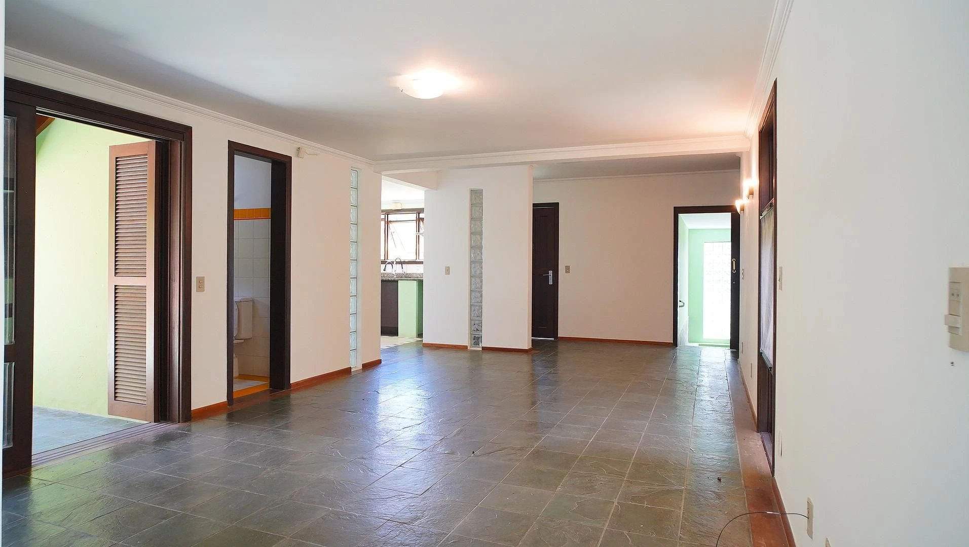 Панорамні вікна та 4 спальні: будинок 735 м² — photo 14