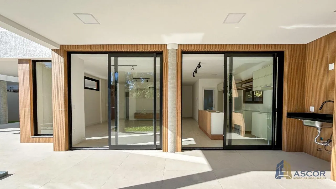 Garden in a 4-bedroom house, 250 m² — photo 27