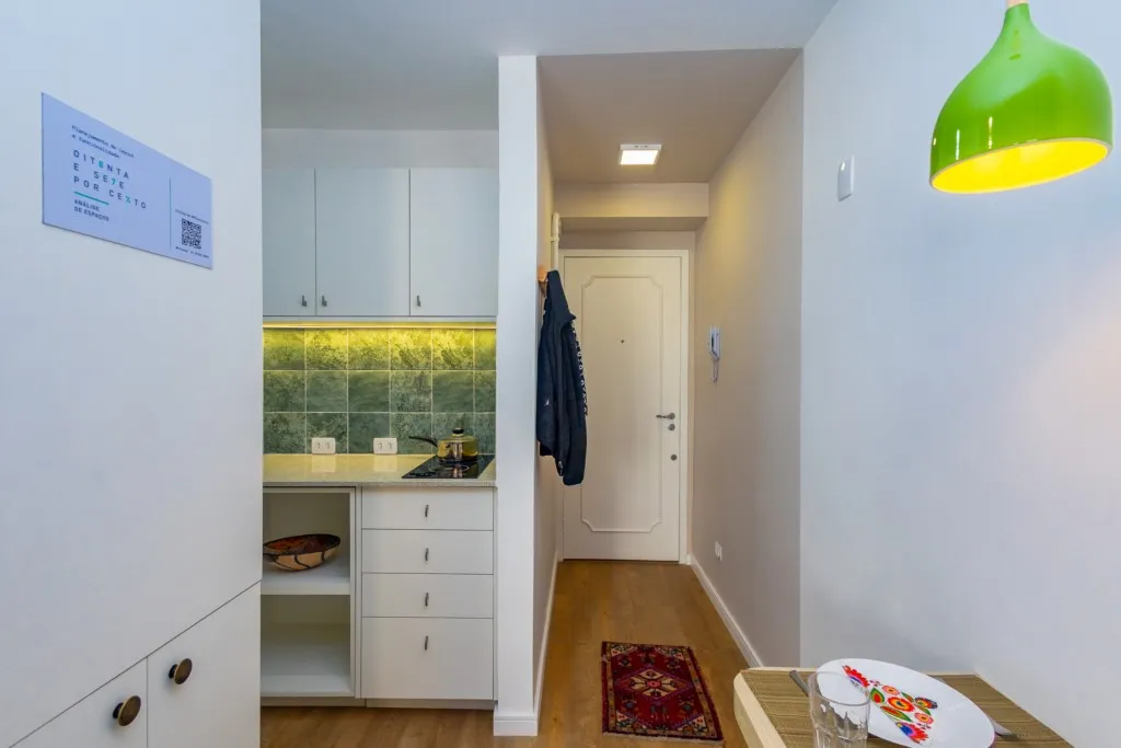Furnished 31 m² studio with open-plan kitchen — photo 4