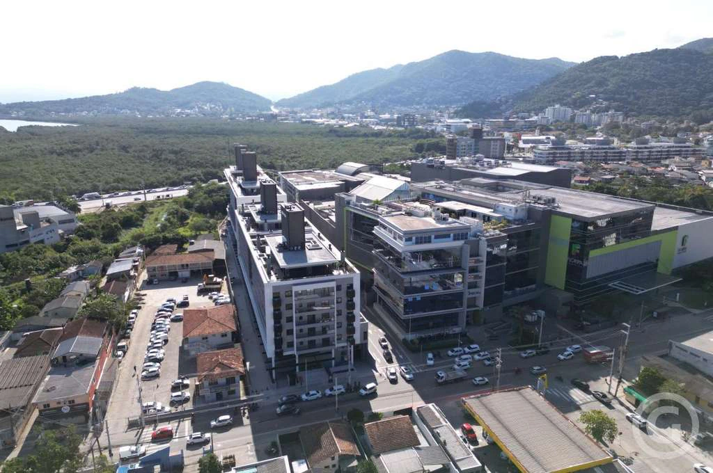 1-bedroom apartment with city and mountain views — photo 2