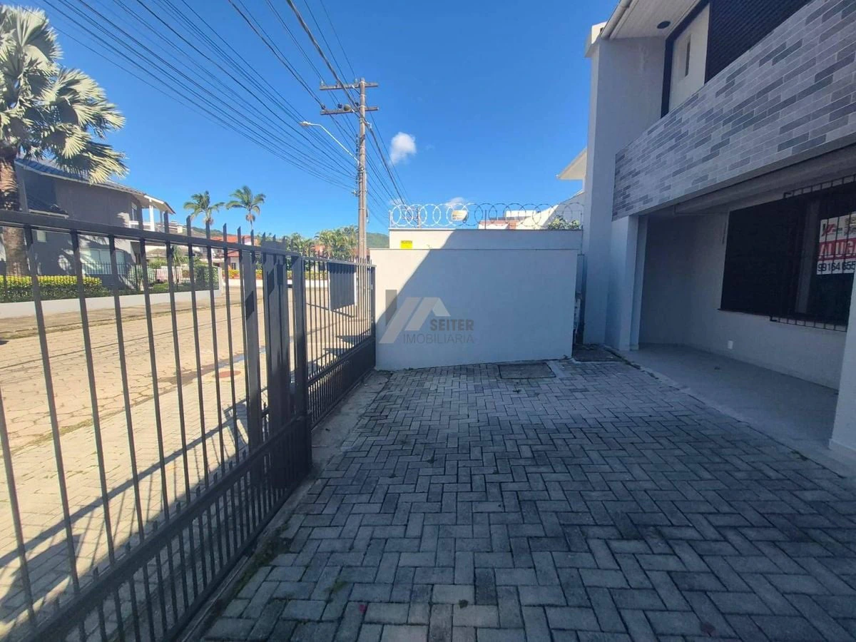 One-bedroom, 29 m² apartment in Florianópolis — photo 17
