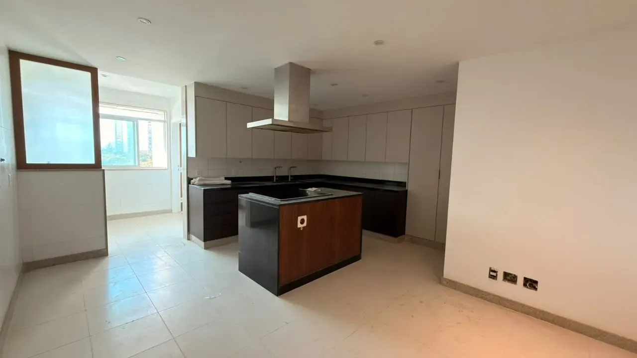 575 m² apartment with 5 en-suite bedrooms and glass balcony — photo 15
