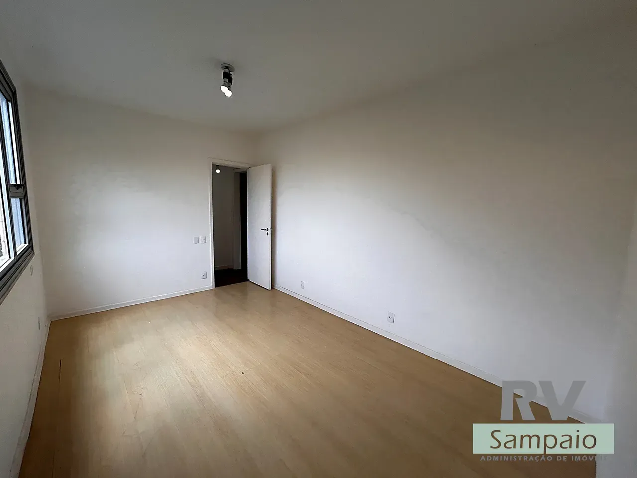 One-bedroom apartment with a mountain view in Rio de Janeiro — photo 18