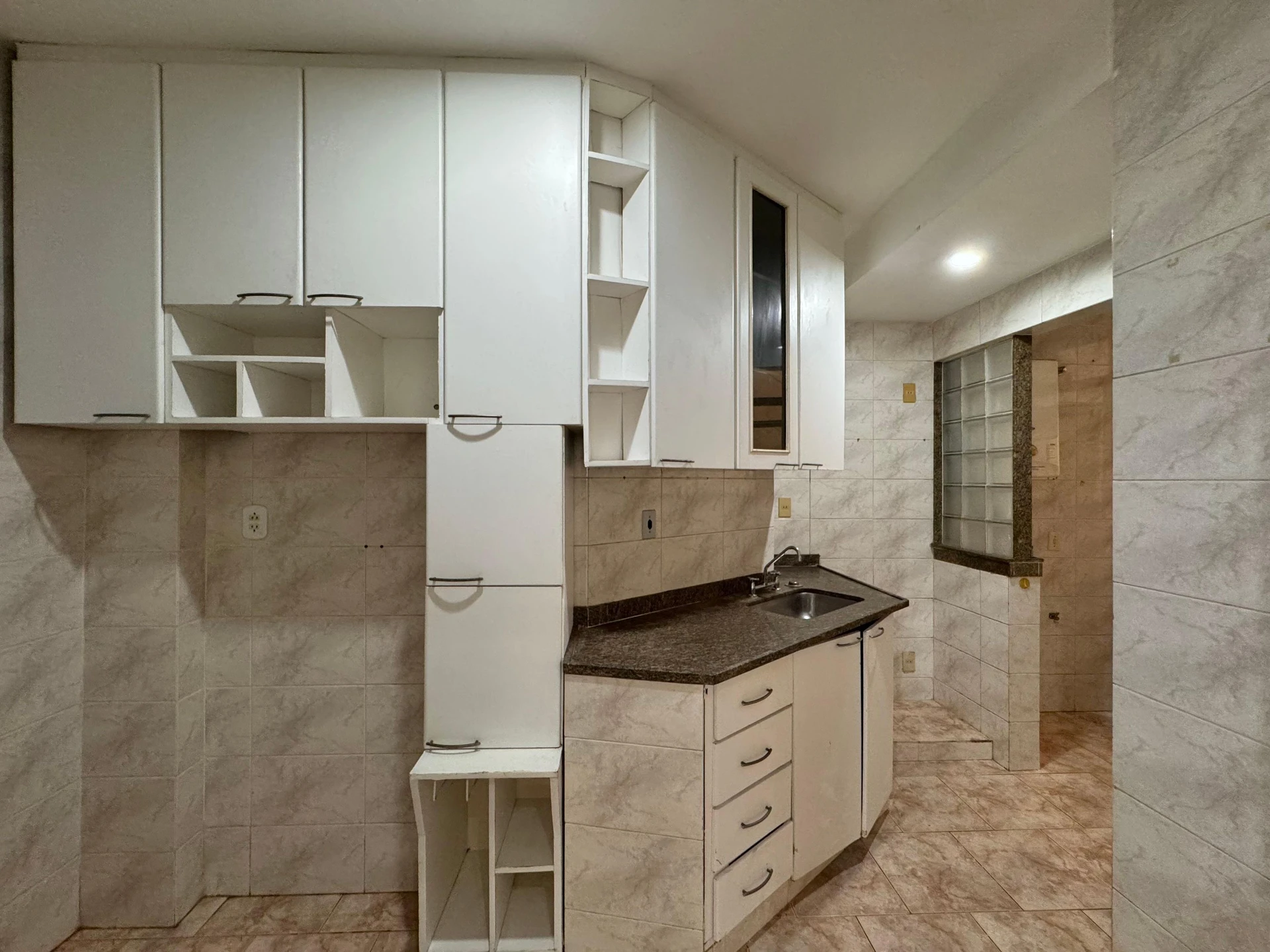 Unfurnished 3-bedroom apartment with enclosed balcony — photo 2