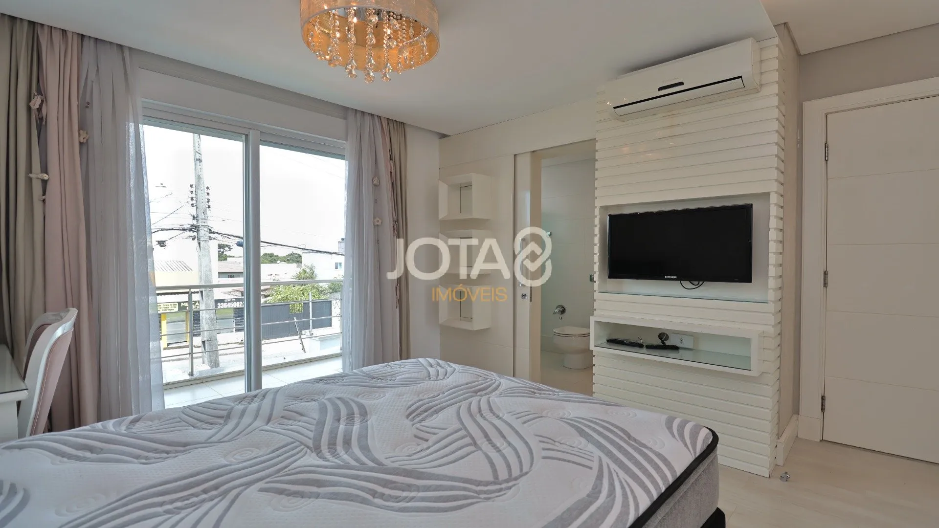 House of 310 m² with 3 en-suite bedrooms and private BBQ — photo 25