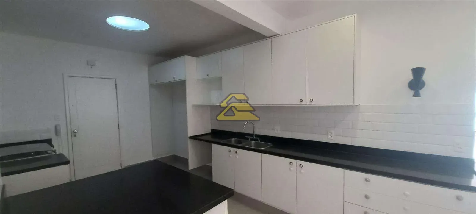 Apartment with 3 bedrooms and 4 bathrooms — photo 22