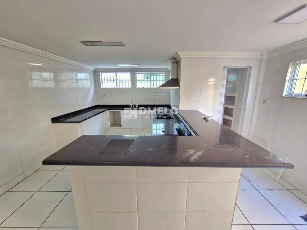4-bedroom house with a bathtub in Rio de Janeiro — photo 9