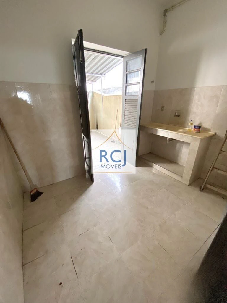 2-bedroom house with 1 bathroom and no parking spot — photo 2