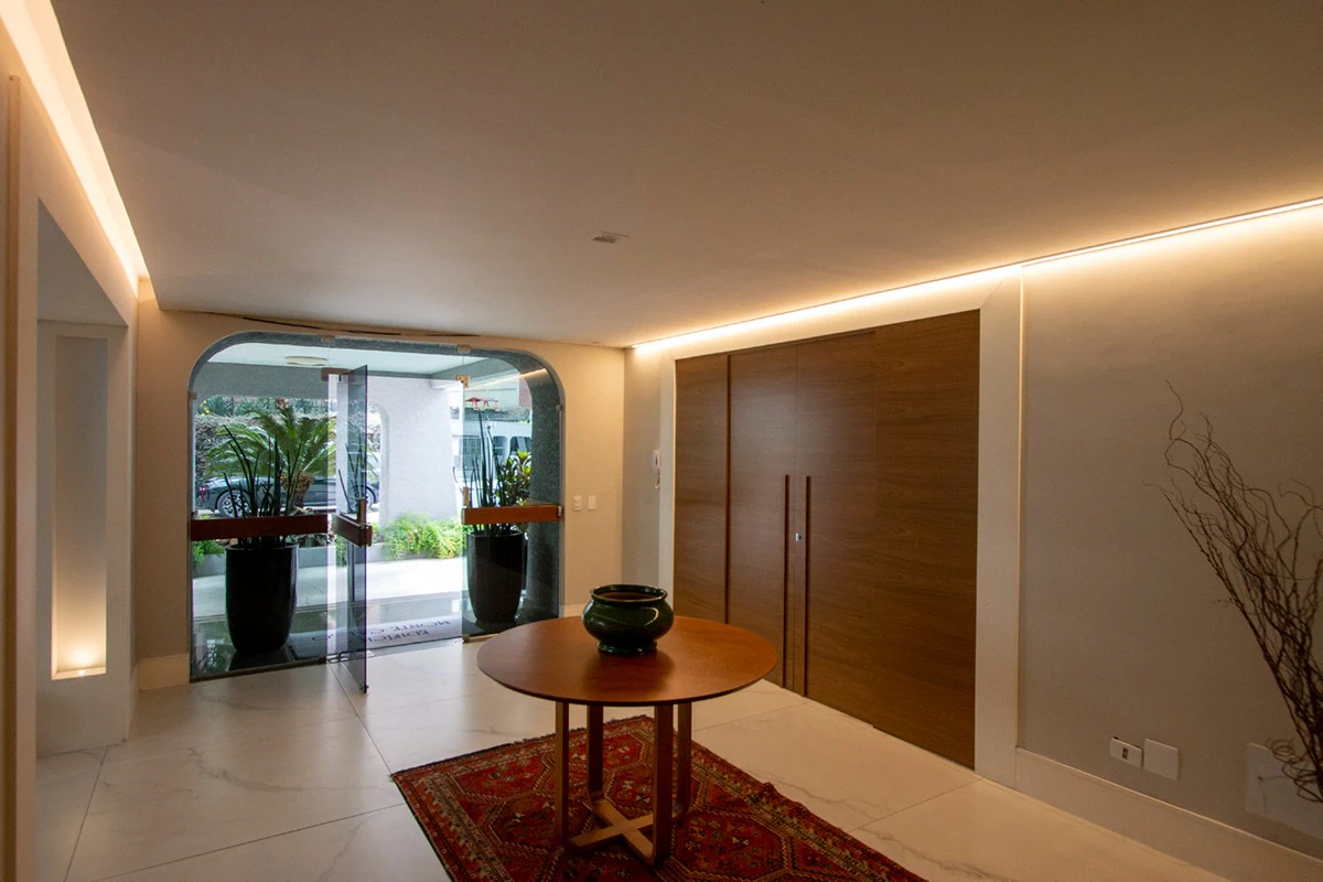 Glass-enclosed balcony in a 4-bedroom apartment, 382 m² — photo 19